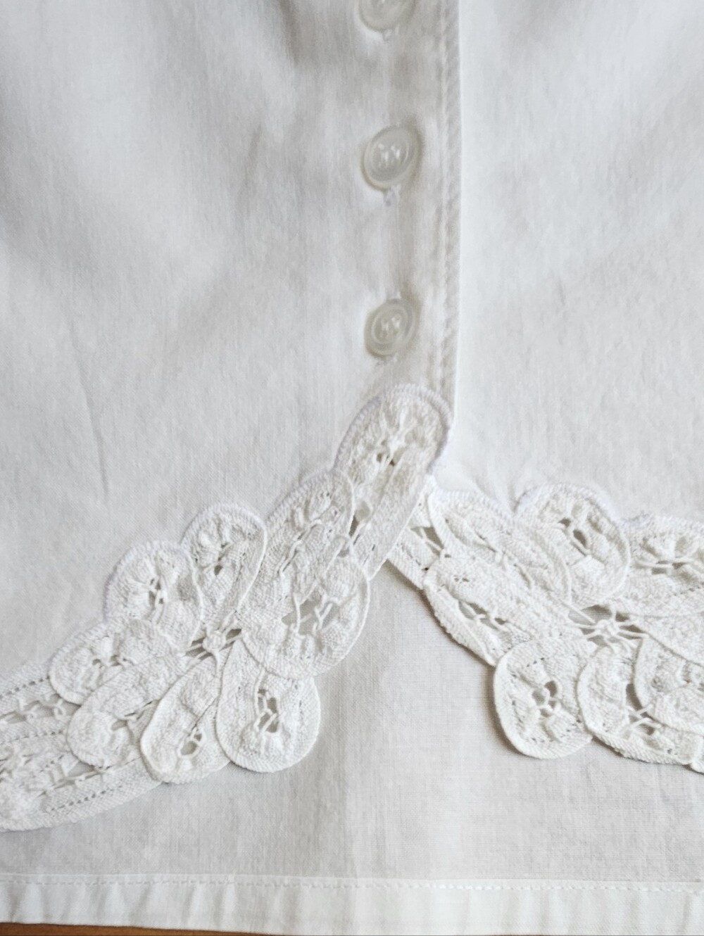 White Lace Trim Sleeveless Button Front Top - Picture 7 of 10
